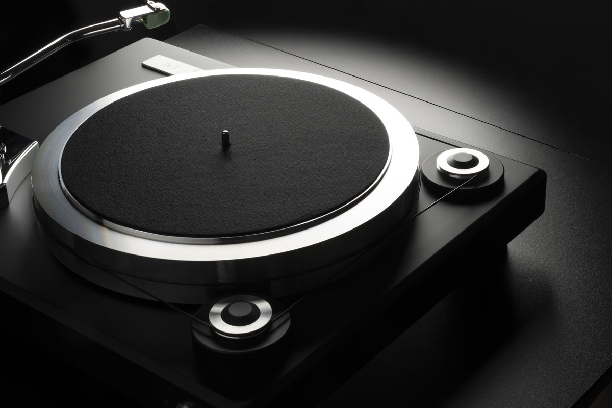 HenleyDesigns1's tweet image. Introducing the EAT F-Dur Turntable 

Where minimalism meets master craftsmanship for true vinyl connoisseurs.

#EATTurntables #FDur #vinyllovers #highendaudio #audiophilelife #madeformusic #turntablegoals