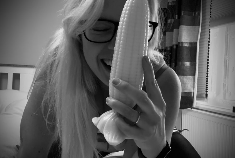 See how this sweetcorn is the size of my head?  Wanna see where it fits? 
lilyturtle.co.uk 

#phreaktoys