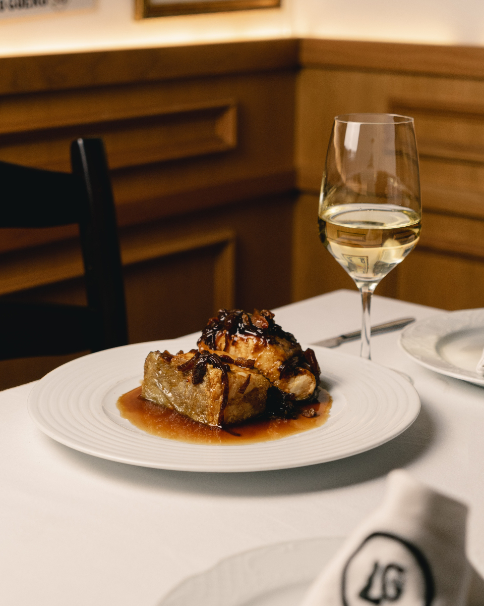 🐟✨ Bacalao a la malagueña, tradición que conquista.
Jugoso bacalao, con tomate, pimientos y ese toque andaluz que te enamora al primer bocado.
Un plato que sabe a Málaga y a casa.
¿Lo has probado ya?
#BacalaoALaMalagueña #SaboresDeMálaga #CocinaTradicional