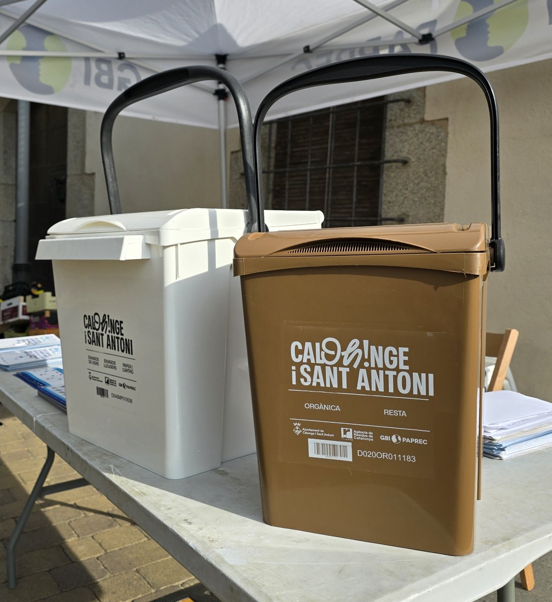 ajuntcalonge's tweet photo. ℹ️♻️Parada itinerant per informar i fer repartiment de tot tipus de material vinculat al servei de recollida d'escombraries: contenidors porta a porta, calendaris i clauers per als contenidors intel·ligents. Fins al divendres 22 d'agost.

#CalongeiSantAntoni #CalOHngeiSantAntoni https://t.co/ttDMJnFmV7