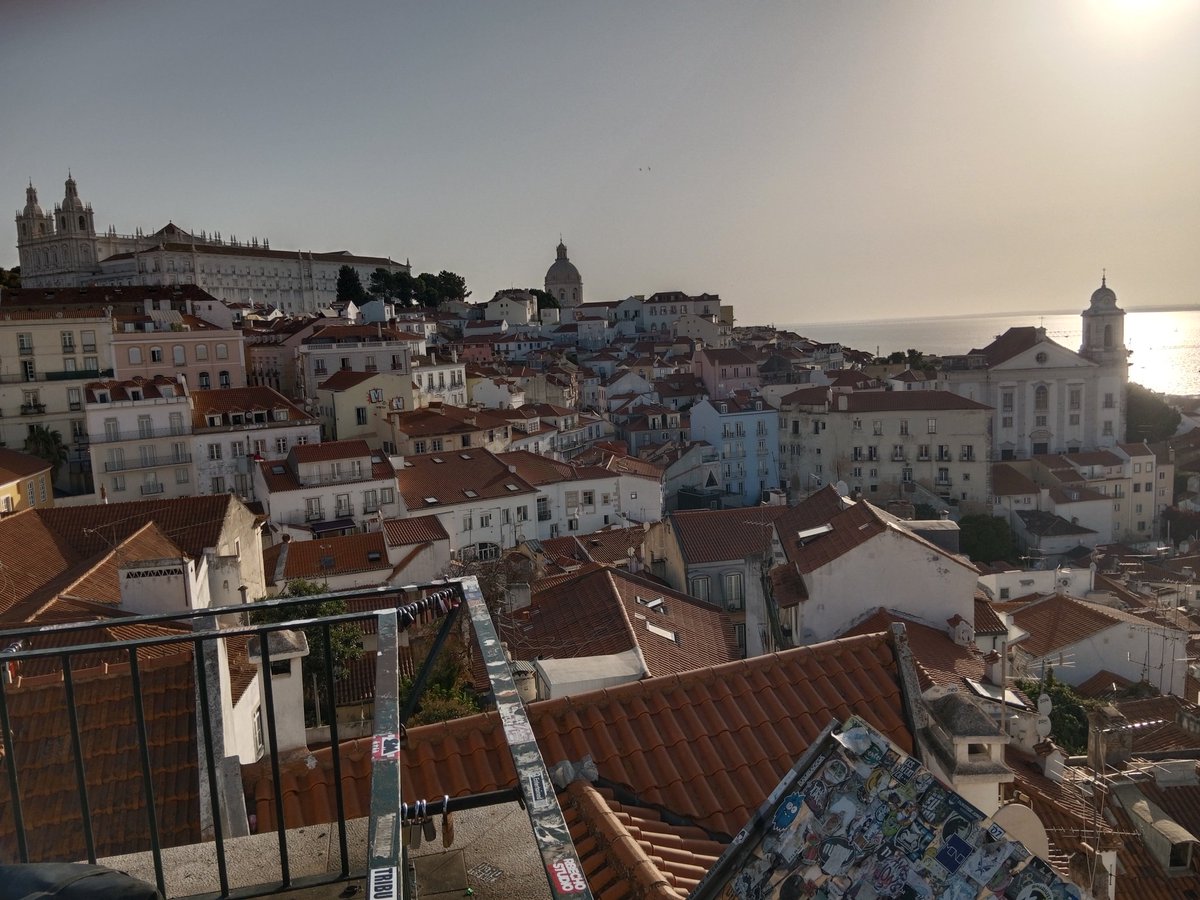 Un Español En París tweet media