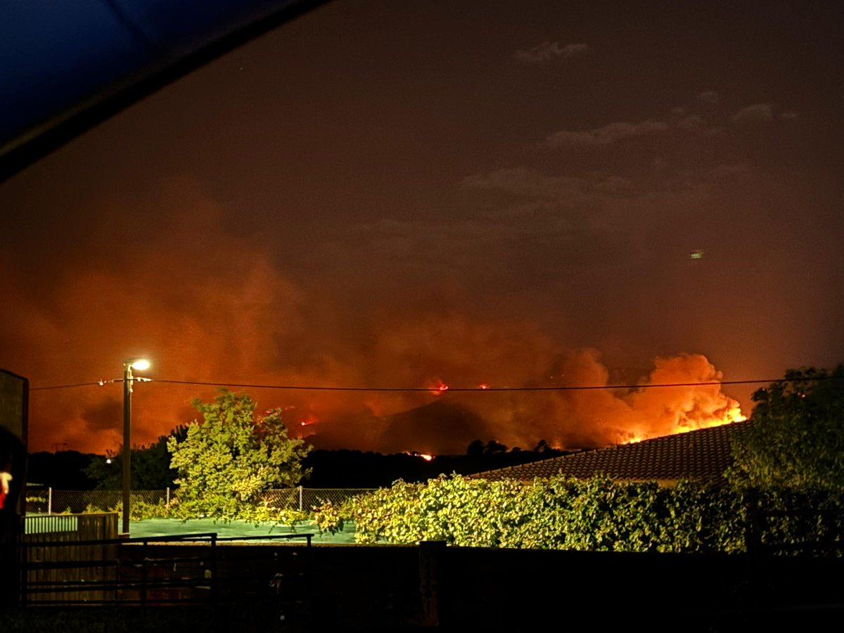Batallont15's tweet photo. #Cáceres | Imágenes de esta pasada madrugada del #IFJarilla. Debido a las condiciones del incendio se tuvo que desplazar la ubicación del Puesto de Mando Avanzado. 
Se ha decretado el confinamiento de la población de Oliva de Plasencia. https://t.co/ar1SRySO4p