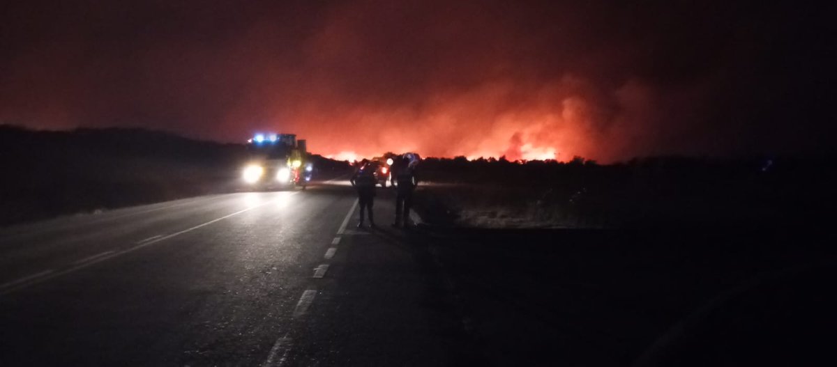 Batallont15's tweet photo. #Cáceres | Imágenes de esta pasada madrugada del #IFJarilla. Debido a las condiciones del incendio se tuvo que desplazar la ubicación del Puesto de Mando Avanzado. 
Se ha decretado el confinamiento de la población de Oliva de Plasencia. https://t.co/ar1SRySO4p
