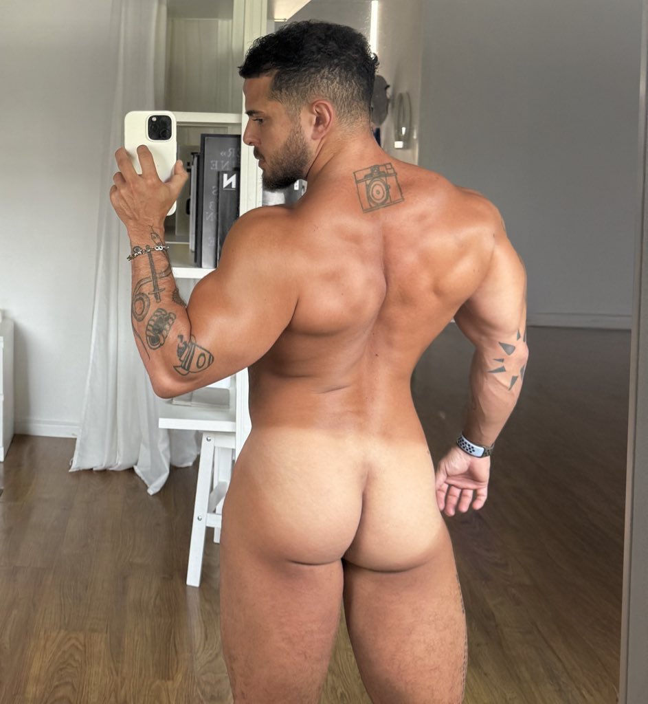 lieliel's tweet photo. Front or back https://t.co/VtF54q8BXz