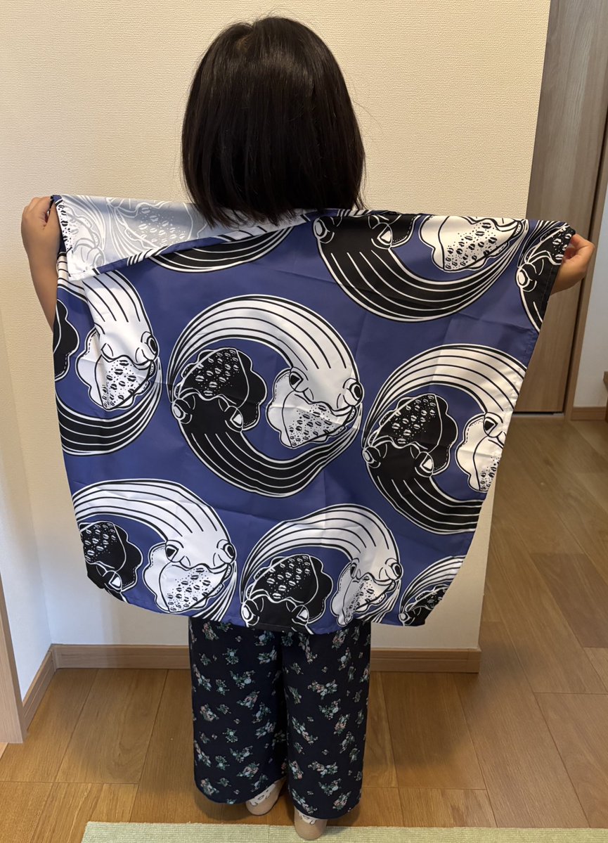 ユリ・ゲンロク🌊🗻Yuri-𝔾𝕖𝕟𝕣𝕠𝕜𝕦🌊 (@crypto_genroku) on Twitter photo おまとめ注文していた、いかもん風呂敷が到着ー🙌✨
Lサイズは小学一年生が持つとこんな感じになるくらいの大きさ😍迫力がありますね🦑
16日にまとも書房 <a href="/NEMO_YOKAISM/">久保一真【まとも書房】★クラウドファンディング挑戦中</a> さんに置きにいって、棚での販売もスタートです🔥新しい出会いが待っていますように😍 おまとめ注文していた、いかもん風呂敷が到着ー🙌✨
Lサイズは小学一年生が持つとこんな感じになるくらいの大きさ😍迫力がありますね🦑
16日にまとも書房 <a href="/NEMO_YOKAISM/">久保一真【まとも書房】★クラウドファンディング挑戦中</a> さんに置きにいって、棚での販売もスタートです🔥新しい出会いが待っていますように😍