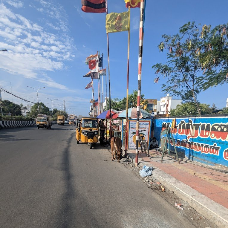 ArchitectSam76's tweet photo. நீதிமன்ற உத்தரவு வந்தவுடன் இரவோடு இரவாக போராட்டம் நடத்திய தூய்மை பணியாளர்களை கைது செய்து அப்புறப்படுத்துகிறார்கள். ஆனால் எத்தனையோ நீதிமன்ற உத்தரவுகளுக்கு பிறகும் இது போல சாலை மற்றும் நடைபாதைகளை ஆக்கிரமித்து வைக்கப்பட்டுள்ள அரசியல் கட்சி கொடிகளை அப்புறப்படுத்துவதில்லை. 
#ECR #palavakkam #UniversityQuartersSignal 
@chennai_Highway @chennaicorp @CMOTamilnadu @kgbias @ChennaiTraffic @mkstalin