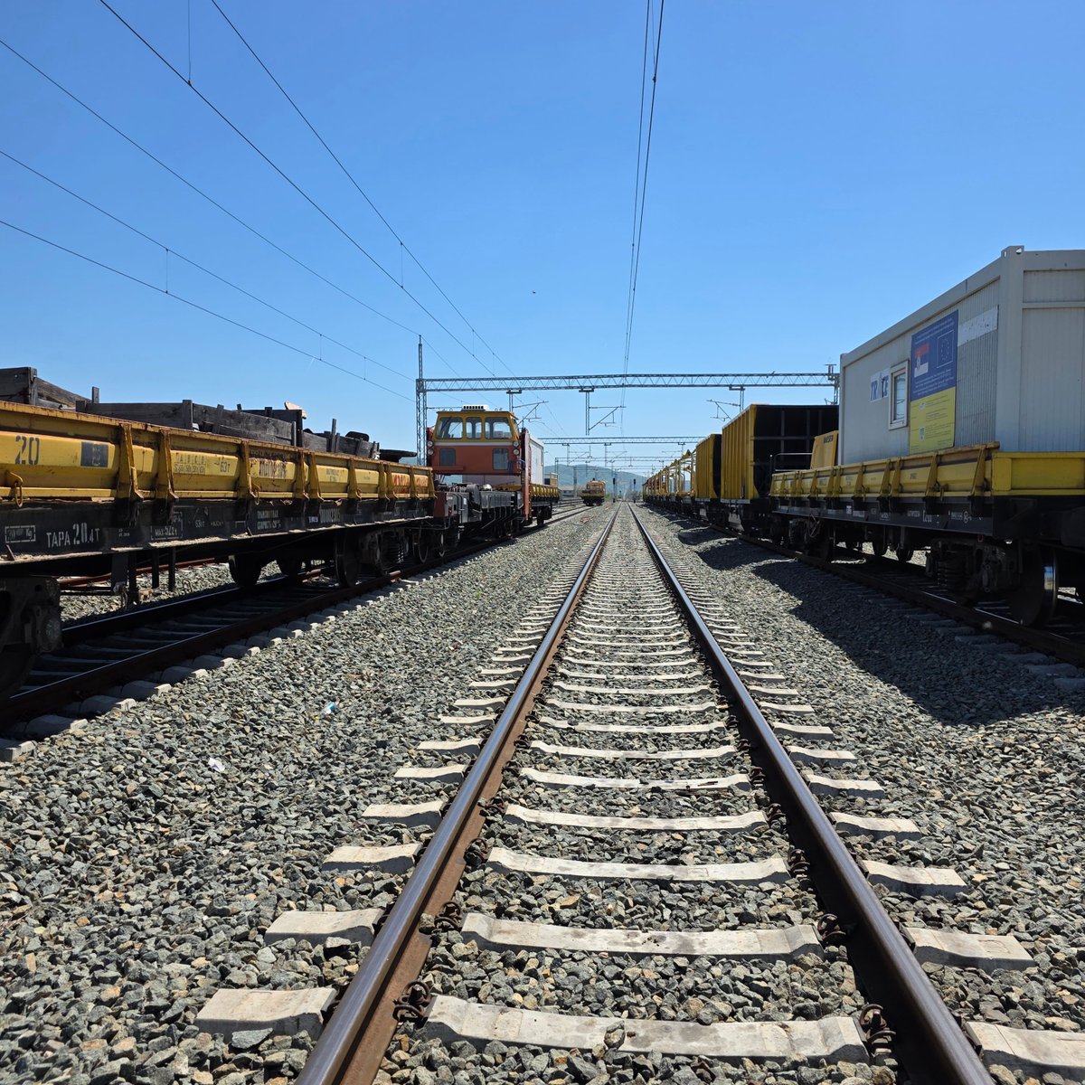 „Инфраструктура железнице Србије“ обавештава јавност и упозорава да jе на пругама  Ниш – Међурово и Ниш – Ниш Ранжирна – Брестовац,  под високи струјни напон стављена контактна мрежа изнад пруге. - Више на: infrazs.rs