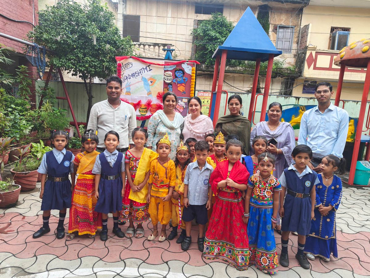 GPSbuterla's tweet photo. 🎉 रंग-बिरंगे झूले, मटकी फोड़ और मनमोहक राधा-कृष्ण की झलकियों के साथ GPS Buterla में श्रीकृष्ण जन्माष्टमी उत्सव बड़े हर्षोल्लास से मनाया गया। #Janmashtami #GPSButerla #KrishnaJanmashtami https://t.co/G0e1h7ScPA