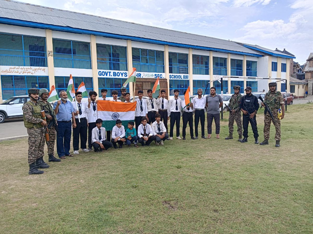 82 BN CRPF Celebrated independence day with Boys and Girls of School at Govt School Soura and Tibetan school🇮🇳 IndependenceDay2025 #HarGharTiranga #CRPFIndia