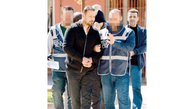 Sahte e-imza ve usulsüz diploma çetesi elebaşı Ziya Kadiroğlu’nun kardeşleri FETÖ’cü çıktı. 

▪️Memur kardeşlerden birisi 2010 KPSS’deki kopya soruşturması kapsamında, diğeri de FETÖ’nün kapatılan sendikası Aktif-Sen üyeliği nedeniyle kamudan ihraç edilmiş.