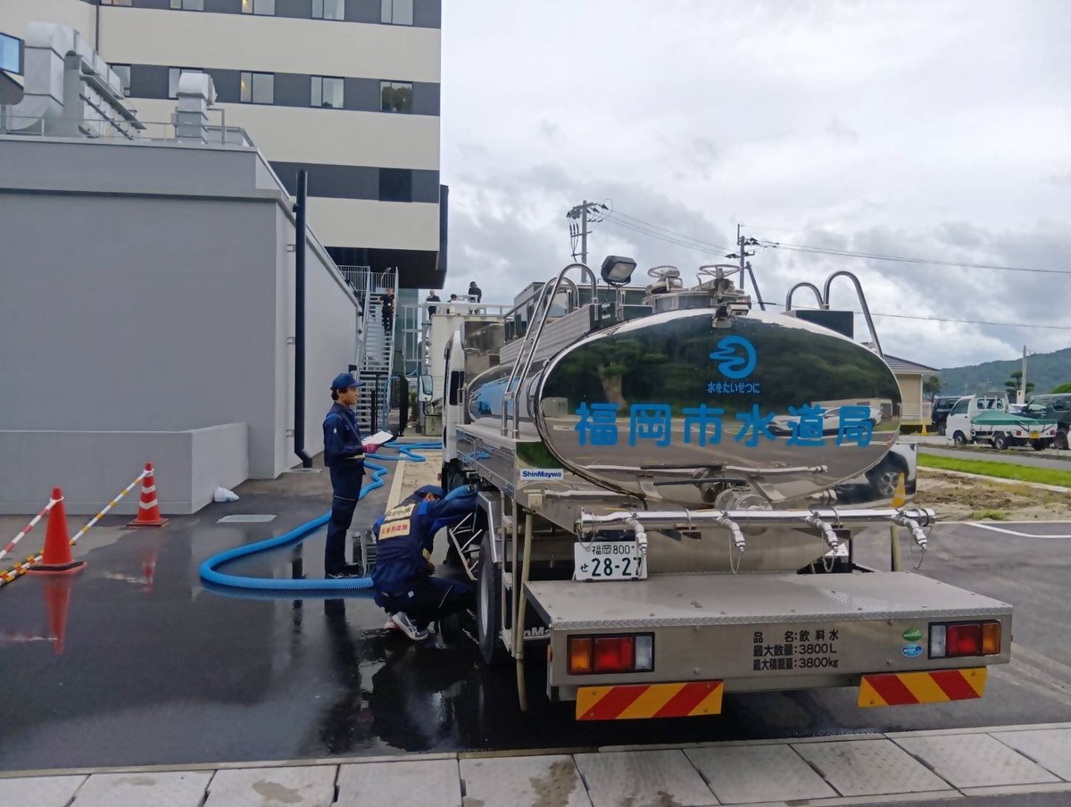 suidou_kyoukai's tweet photo. 九州地方の大雨に伴い断水が発生した #姶良市 と #霧島市 に、本協会の会員水道事業体が給水車を派遣し、給水活動を行っています（霧島市での活動は終了）。
写真は九州地方支部長の #福岡市 による給水活動の様子です。
#JWWA調査課 #断水 #給水車 https://t.co/wYhCjHfqOS