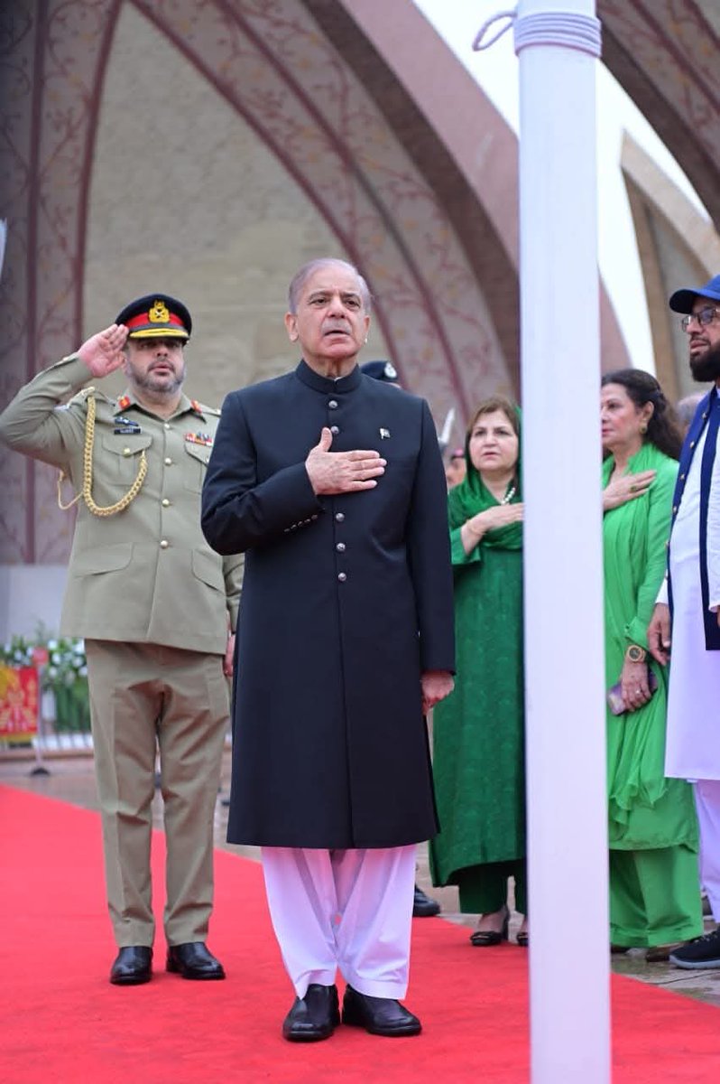 وزیرِ اعظم محمد شہباز شریف نے یادگارِ پاکستان، اسلام آباد میں پرچم کشائی کی تقریب میں شرکت کی! 🇵🇰