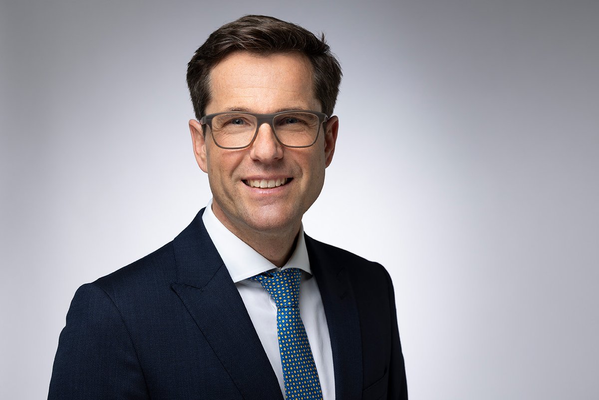 Simon Spörri sera notre nouveau directeur suppléant à partir du 1er septembre. Le Conseil fédéral a pris acte de sa nomination le 13 août. Nous adressons toutes nos félicitations à Simon et nous réjouissons de poursuivre notre collaboration !