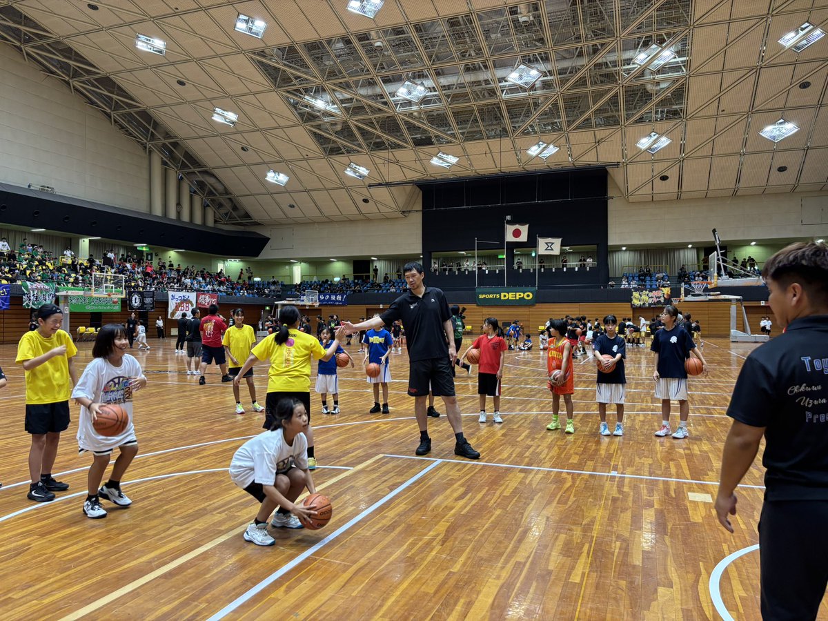 sala_group's tweet photo. #サーラ杯 2日目🏀

今日も大盛況！恒例のフリースロー大会！

今日は #三遠ネオフェニックス の #太田敦也 さん、アンバサダーの #オカちゃん こと #岡田慎吾 さんにお越しいただきました！

質問コーナーでは、バスケに関する真剣な質問から、#きのこたけのこ戦争 まで！

今日も熱い1日でした✨ https://t.co/sTbVRyD6es