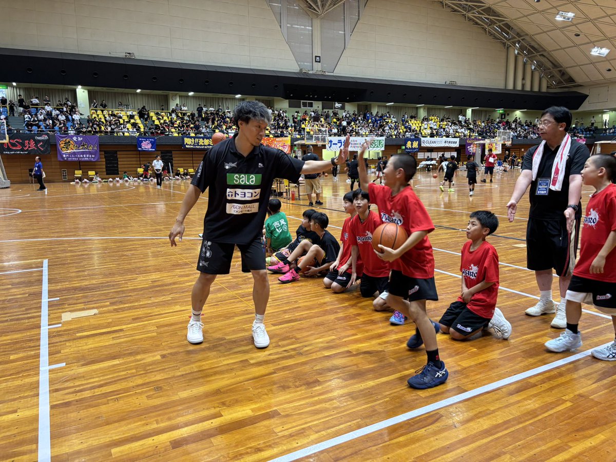 sala_group's tweet photo. #サーラ杯 2日目🏀

今日も大盛況！恒例のフリースロー大会！

今日は #三遠ネオフェニックス の #太田敦也 さん、アンバサダーの #オカちゃん こと #岡田慎吾 さんにお越しいただきました！

質問コーナーでは、バスケに関する真剣な質問から、#きのこたけのこ戦争 まで！

今日も熱い1日でした✨ https://t.co/sTbVRyD6es
