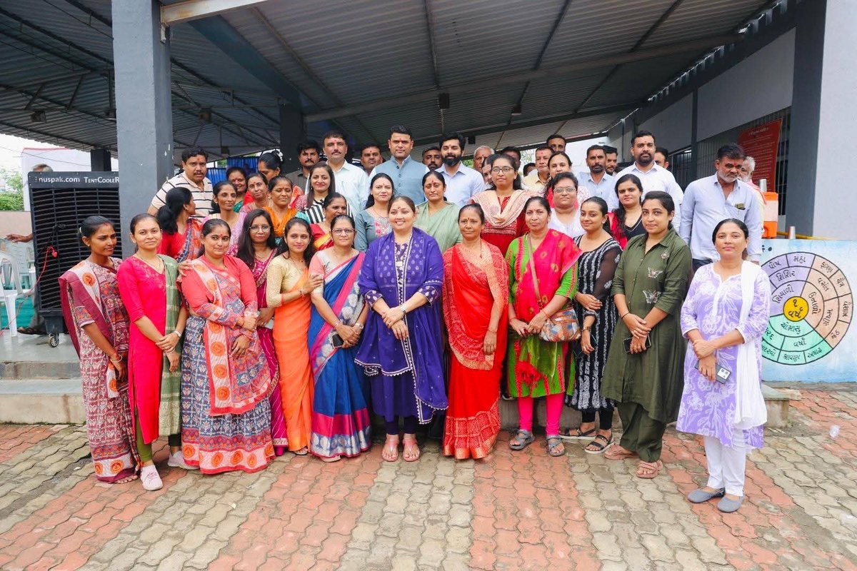 ત્યારે માનનીય મુખ્યમંત્રી શ્રી <a href="/Bhupendrapbjp/">Bhupendra Patel</a>  જી ના માર્ગદર્શન હેઠળ રાજ્ય
સરકાર આંગણવાડી કેન્દ્રોના ઇન્ફ્રાસ્ટ્રકચરને અત્યાધુનિક અને ગુણવત્તાયુક્ત બનાવવા સતત પ્રયત્નશીલ છે.(2/2)