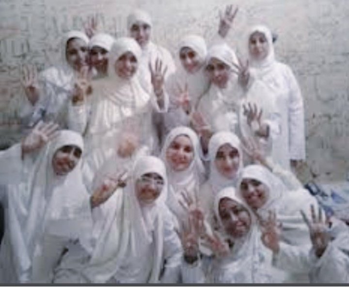 وما كان ربك نسيا 
اول من افترى بكذبة جهاد النكاح كان مستشار ومحامى وقالوا بقيمة ٢٠٠ ج 
يشاء الله أن تباع سيديهات وفلاشات زوجة المستشار وابنه المحامى مع مدرب الكاراتيه ب ٢٠٠ ج على الأرصفة. 
حفظ الله عفيفات مصر اشرف من أنجبت مصر #لن_ننسى_رابعة