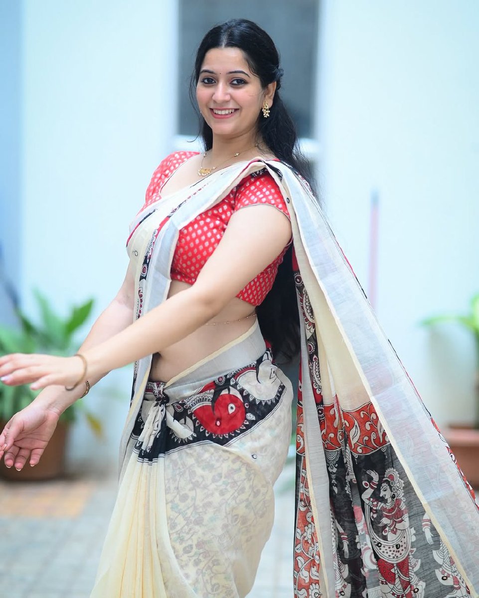 அவள் என் நெற்றிப் பொட்டில் தந்த, முதல் முத்தம் உயிர் வரை சென்று சிலிர்க்க வைத்தது...

GOOD AFTERNOON FRIENDS 💖