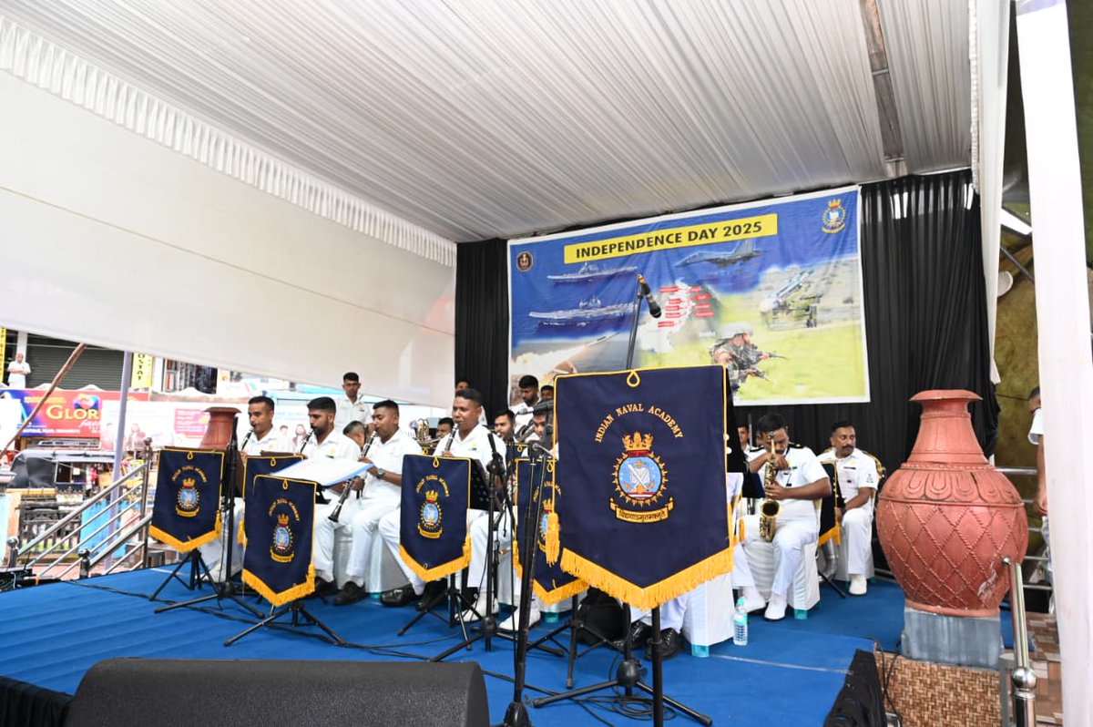 IN_NavalAcademy's tweet photo. On 13 Aug,  #INABand enthralled a capacity audience at Shenoy Town Square, Payyanur, with a stirring repertoire of martial tunes and patriotic melodies in Malayalam, Tamil, and Hindi. The performance paid tribute to the Armed Forces & Op Sindoor, culminating with the Tri-Services song and a received a resounding applause from the enthusiastic audience🇮🇳🎶

@IndianNavy #79thIndependenceDay #unityindiversity