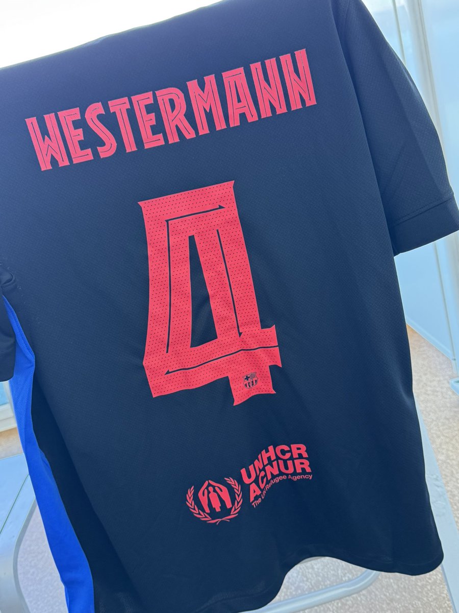 breitesnebraska's tweet photo. @HSV @FCBarcelona Musste den Kollegen damals in Barcelona erstmal erklären, was für eine Legende da jetzt eigentlich auf der Bank mit sitzt. #HW4 Alles Gute! 🍀 https://t.co/4kHzyj8Oaj