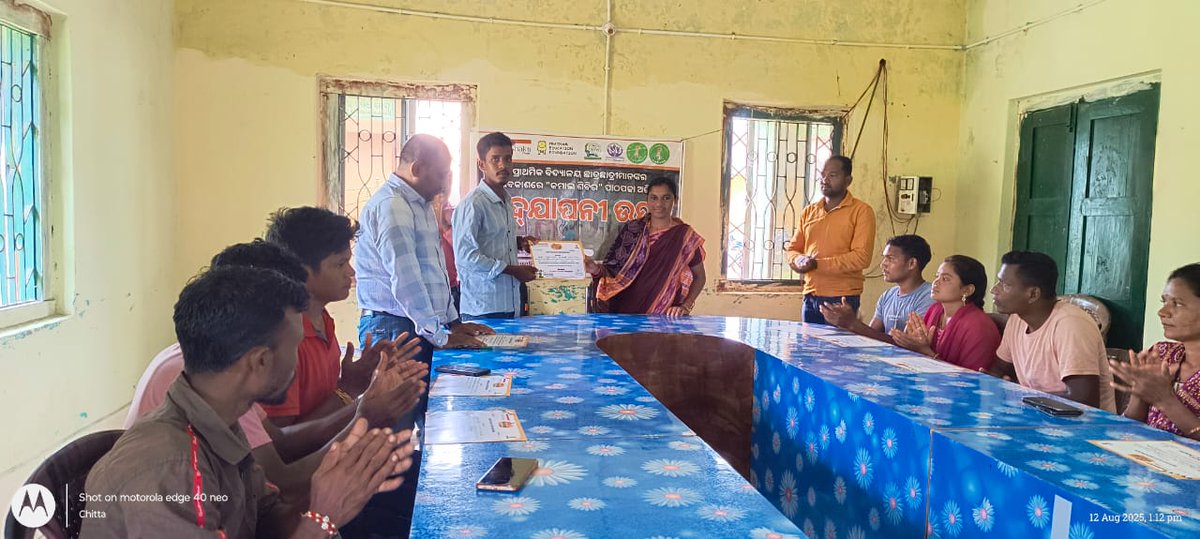 sharmjeebi's tweet image. ମହିଳାଶ୍ରମଜୀବୀ ସଂଗଠନ ମାଲକାନଗିରି ଦ୍ବାରା ଗ୍ରୀଷ୍ମ ଛୁଟିରେ #CamalKaCamp  ନାମରେ ୪ର୍ଥ, ୫ମ ଏବଂ ୬ଷ୍ଠ ଶ୍ରେଣୀ ପିଲାଙ୍କୁ ପାଠ ପଢେଇ ଥିବାରୁ । ସ୍ବେଚ୍ଛାସେବୀ ମାନଙ୍କୁ, କାଲିମେଳା ବ୍ଲକର ,ଭୁବନପାଲ୍ଲୀ,ପଞ୍ଚାୟତ କାର୍ଯ୍ୟାଳୟ ଠାରେ ସଂଗଠନ ପକ୍ଷରୁ ମାନପତ୍ର ପ୍ରଦାନ ଶିବିର ଅନୁଷ୍ଠିତ ହୋଇଛି ।
#educationforall #happylearning