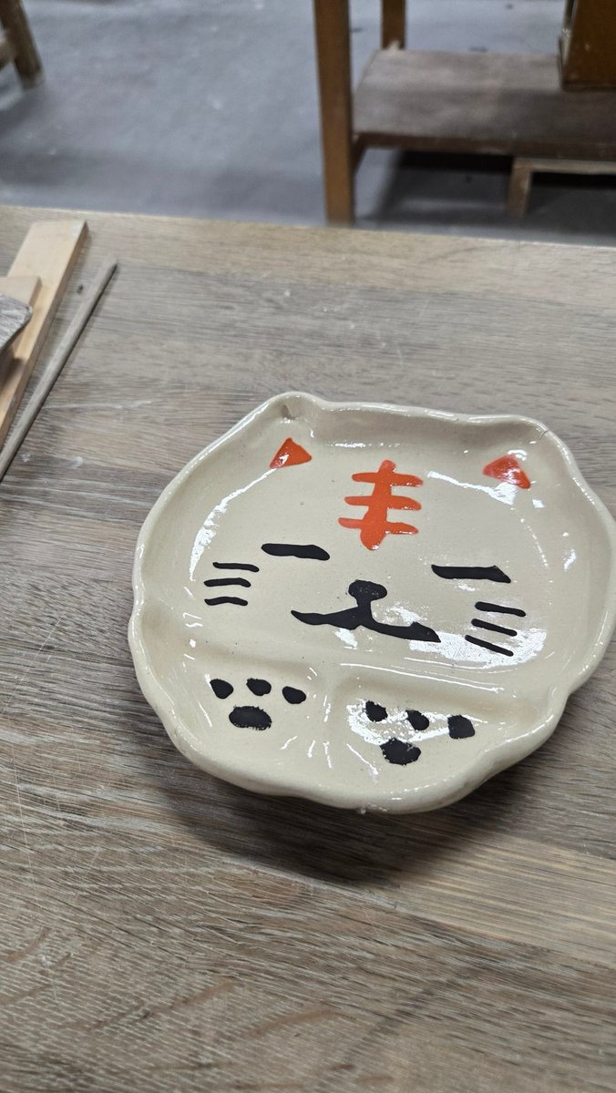 gi_ikatarou's tweet photo. お皿に絵付けしました🐱 https://t.co/TD2qbBDu8O