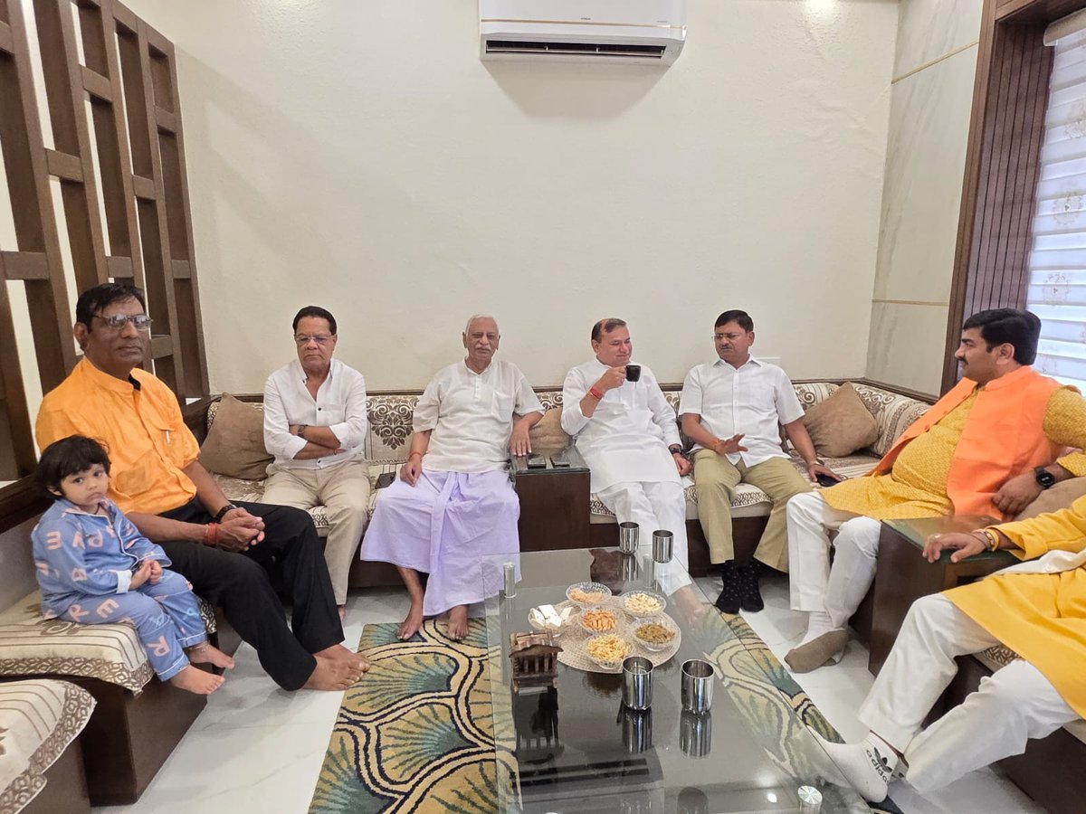Bhagwati4BJP's tweet photo. आज प्रातः राष्ट्रीय स्वयंसेवक संघ के वरिष्ठ एवं हमारे मार्गदर्शक आदरणीय श्री कृष्णा माहेश्वरी जी के सतना स्थित निवास पर, सतना प्रवास पर पधारे आदरणीय श्री शैलेन्द्र बरुआ जी (सागर एवं इंदौर संभाग के पूर्व संगठन मंत्री) तथा आदरणीय श्री नरेश दिवाकर जी (पूर्व जिलाध्यक्ष, 
1/1 https://t.co/BrMThS4idR