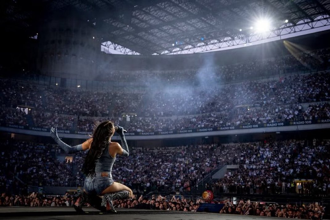 blackstronzx's tweet image. Fedez ti consiglio un oculista bravo se vuoi eh