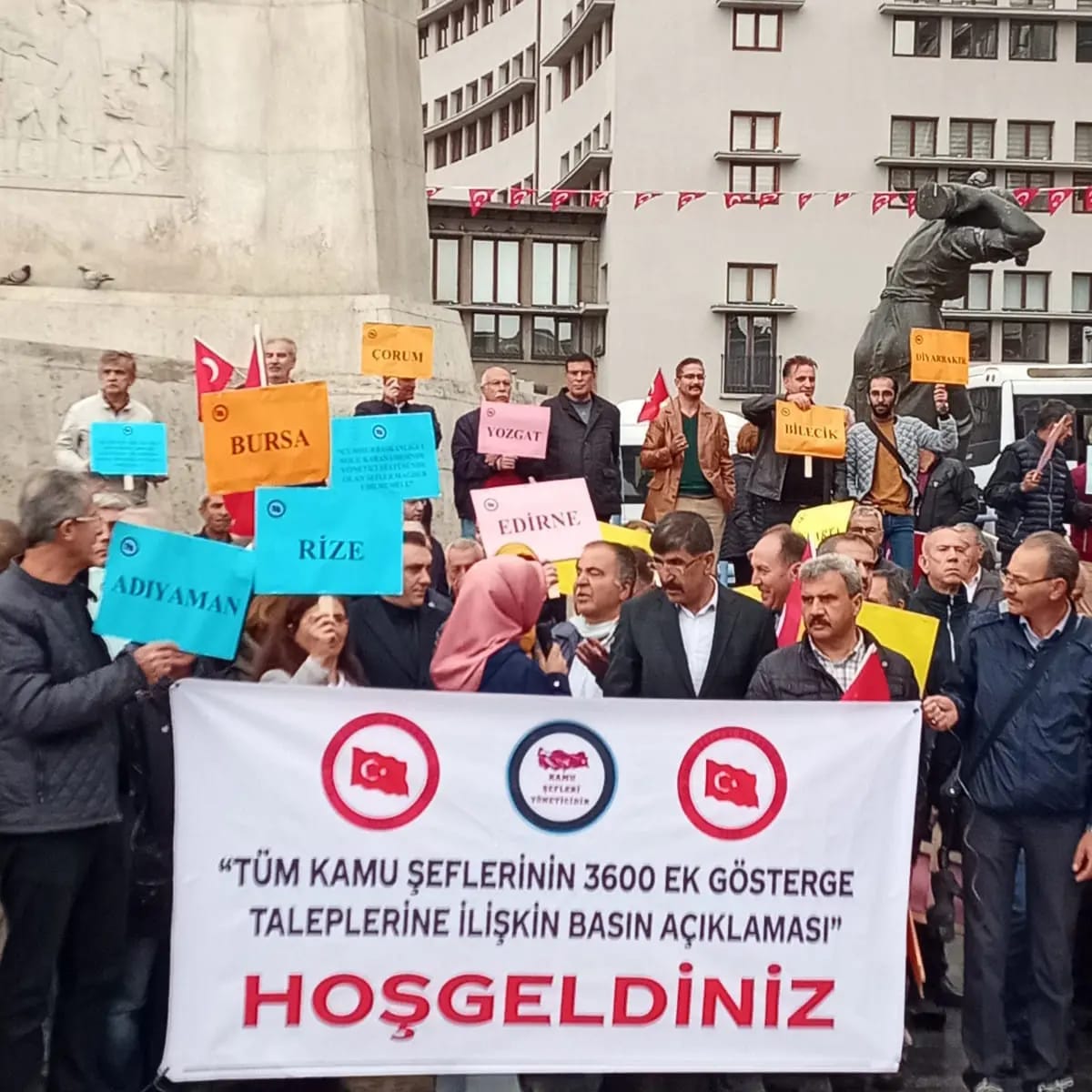 🇹🇷 TÜM KAMU ŞEFLERİ DAYANIŞMA GRUBU 🇹🇷 (@kamuseflerid_g) on Twitter photo Kamu bir kaç ünvandan ibaret değildir. Yönetici #TümKamuŞefleri hakkı olan 3600 ek göstergeyi talep ediyor. Sayın Cumhurbaşkanımız <a href="/RTErdogan/">Recep Tayyip Erdoğan</a> tüm mağdurlara söz verdiniz. Artık sıranın bize gelmesini ve adaletin sağlanmasını bekliyoruz. <a href="/isikhanvedat/">Prof. Dr. Vedat Işıkhan</a> <a href="/memetsimsek/">Mehmet Simsek</a> <a href="/_cevdetyilmaz/">Cevdet Yılmaz</a> Kamu bir kaç ünvandan ibaret değildir. Yönetici #TümKamuŞefleri hakkı olan 3600 ek göstergeyi talep ediyor. Sayın Cumhurbaşkanımız <a href="/RTErdogan/">Recep Tayyip Erdoğan</a> tüm mağdurlara söz verdiniz. Artık sıranın bize gelmesini ve adaletin sağlanmasını bekliyoruz. <a href="/isikhanvedat/">Prof. Dr. Vedat Işıkhan</a> <a href="/memetsimsek/">Mehmet Simsek</a> <a href="/_cevdetyilmaz/">Cevdet Yılmaz</a>