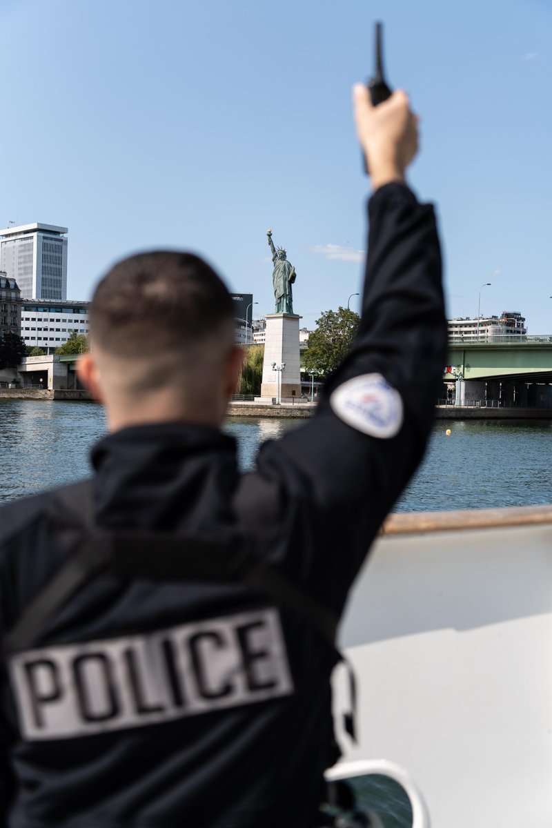 prefpolice's tweet photo. #JeudiPhoto | Gardien de la paix, protecteur de la liberté 🗽👮‍♂️ https://t.co/CMTTi9auGk