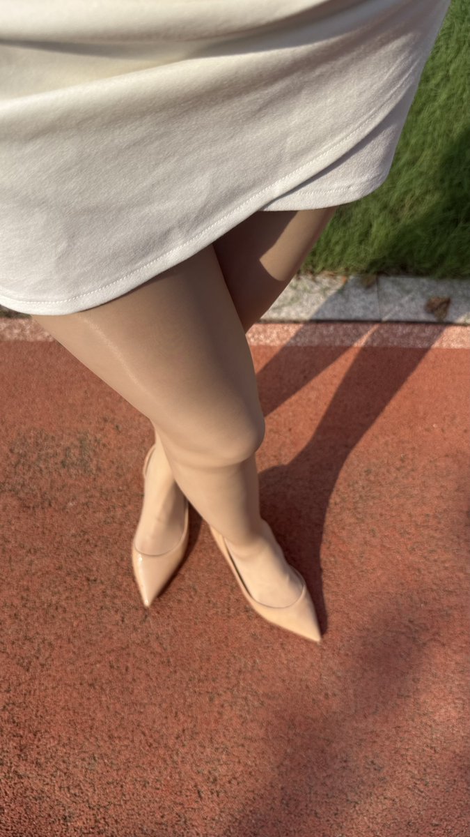 出门看到别人视奸的目光就想对着腿多拍几张~

#反差婊 #丝袜美腿 #丝袜足 #丝袜母狗 #足交踩射 #丝袜 #高跟鞋足交 #平底鞋