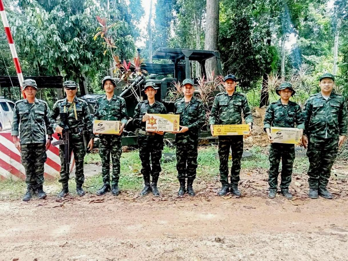 201_engineer's tweet image. ลูกน้องลุยถึงไหน ผู้พันก็ลุยไปด้วยกัน 🇹🇭
พ.ท.กฤษฎา ตะเภาพงษ์ ผบ.ช.2 พัน.201 ตรวจเยี่ยมกำลังพลที่ปฏิบัติภารกิจในพื้นที่จังหวัดสุรินทร์ พร้อมมอบเครื่องอุปโภคบริโภคให้กับกำลังพล ในครั้งนี้ เพื่อให้ภารกิจสำเร็จลุล่วงตามวัตถุประสงค์ของกองทัพบก🇹🇭

#ทหารช่าง
#ไทยนี้รักสงบแต่ถึงรบไม่ขลาด