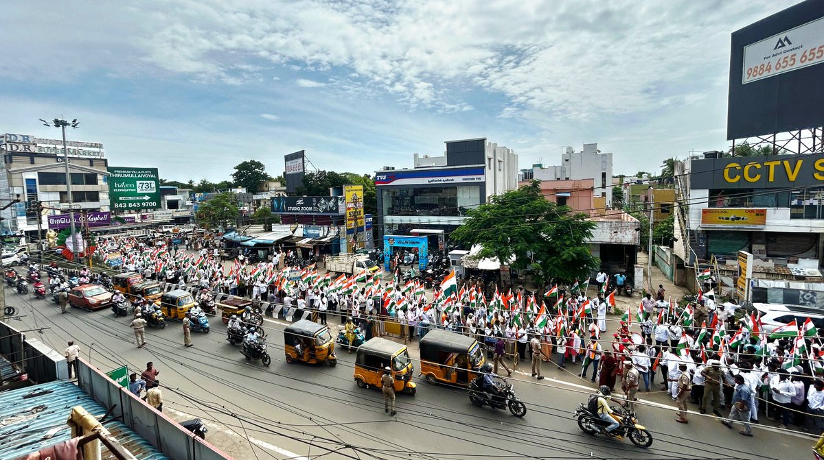 Dr.L.Murugan (@murugan_mos) on Twitter photo இன்று, திருவள்ளூர் மாவட்டத்திற்கு உட்பட்ட ஆவடியில் நடைபெற்ற 'இல்லந்தோறும் மூவர்ணக்கொடி' யாத்திரையில் கலந்து கொண்டது மிகுந்த மகிழ்ச்சி அளிக்கிறது.
நாட்டு மக்களிடையே தேச உணர்வினை ஆழப்படுத்துகின்ற விதமாக, மாண்புமிகு பாரதப் பிரதமர் திரு.<a href="/narendramodi/">Narendra Modi</a> ஜி அவர்கள் முன்னெடுத்துள்ள இந்த இன்று, திருவள்ளூர் மாவட்டத்திற்கு உட்பட்ட ஆவடியில் நடைபெற்ற 'இல்லந்தோறும் மூவர்ணக்கொடி' யாத்திரையில் கலந்து கொண்டது மிகுந்த மகிழ்ச்சி அளிக்கிறது.
நாட்டு மக்களிடையே தேச உணர்வினை ஆழப்படுத்துகின்ற விதமாக, மாண்புமிகு பாரதப் பிரதமர் திரு.<a href="/narendramodi/">Narendra Modi</a> ஜி அவர்கள் முன்னெடுத்துள்ள இந்த