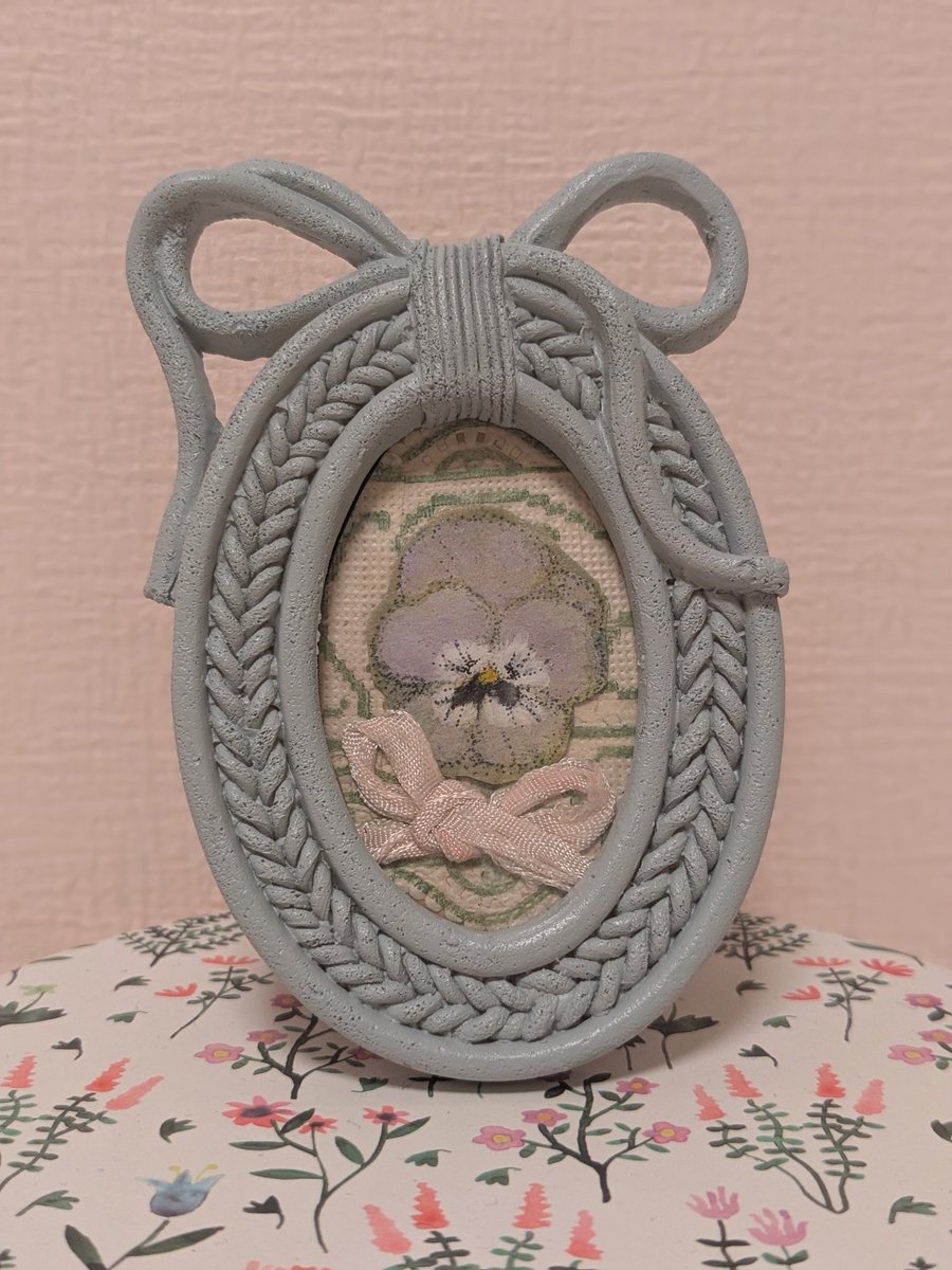 nornさん<a href="/Unmeino3Megami/">norn～ノルン～</a> の企画展「百花繚乱」に途中参加しております。むかし描いた三色すみれのお花を切り抜いてコラージュした小作品です。
8月中ご覧いただけます。よろしくお願い致します。