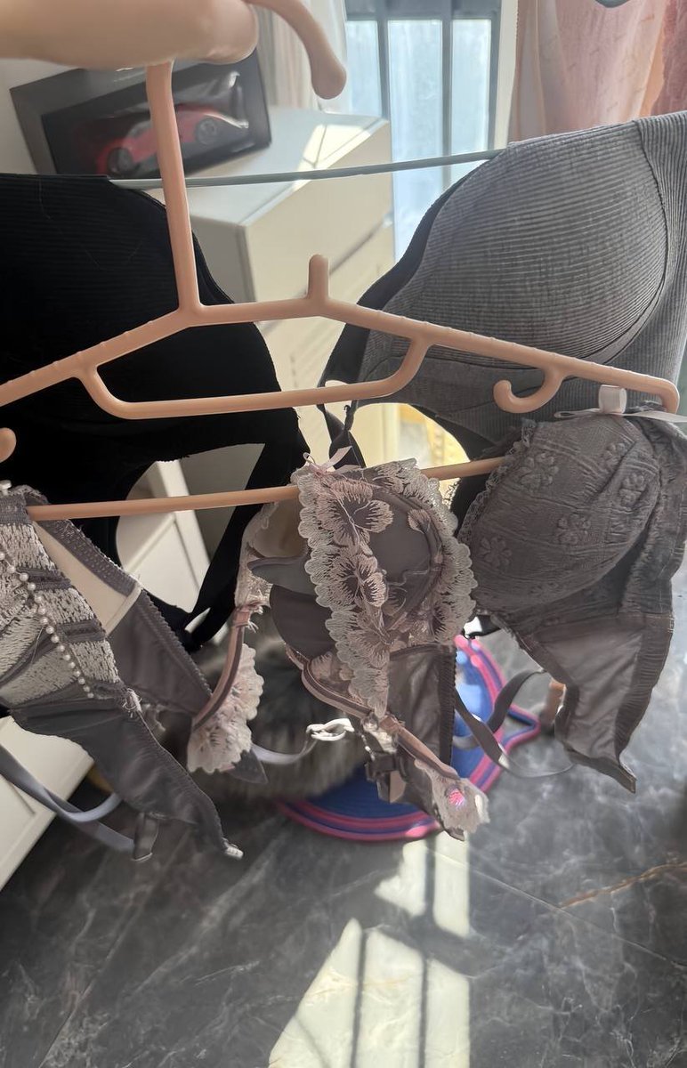 阳光很好，我却在跟一堆内衣死磕。
每一件都要轻柔手洗，怕伤材质、怕洗坏形状……
我只是想让自己干净一点，怎么就这么难😭
可以有人来帮帮我吗？就一件也好😭