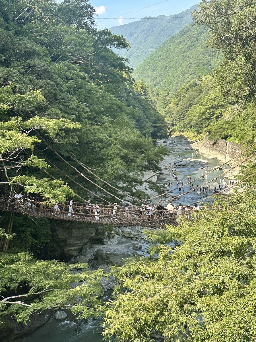 香川→高知へ
祖谷の小便小僧とかずら橋見て来たよ
渓谷が深くて怖そう過ぎて渡らず写真だけ💦
川沿いのキレイな信号ない道が多くて走ってて楽しい❣️