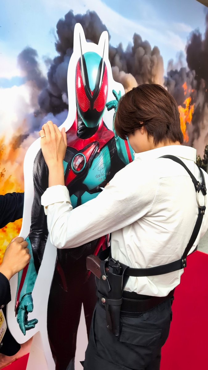 先週は #サマフェス2025 の会場で
#仮面ライダーゼッツ の制作発表会見がありました！
みんな見てくれましたか？😎

その際、アトリウムにある #ゼッツ ブース へ✨✨

そして、なんと #今井竜太郎 さんがゼッツパネルにサイン！

#kamenriderzeztz
#kamenrider