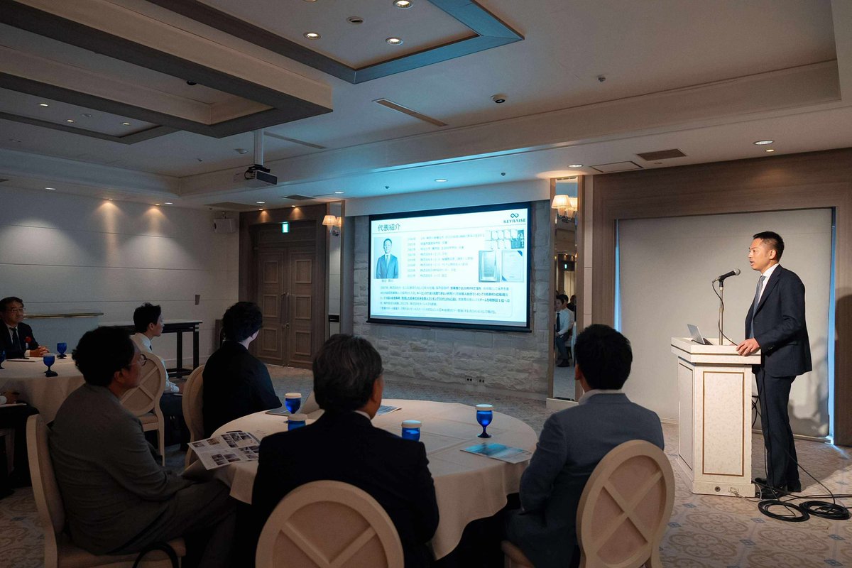 近々出版の予定がありまして、出版記念の講演をさせていただきました。
30人以上の経営者様が参加してくださり、真剣に楽しく話を聞いていただいて感謝です。
講演後に「部下に読ませたいから本予約します」「従業員全員に本買って配ります」と言っていただくことができました。