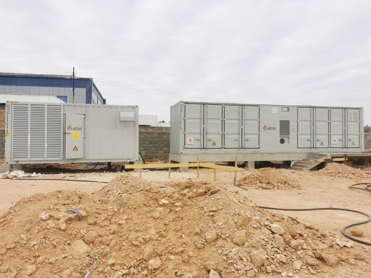 AtessPower's tweet photo. 💡 How Our #ESS Microgrid Secures 24/7 Banking in Somalia

Our tailored off-grid #ESSMicrogrid for a leading bank in Garowe ensures continuous energy security with:

Configuration: PCS250 × 1, PBD250, Bypass250, and 2.8 MWh battery.
22 hours' backup for the 150kW load. https://t.co/1pjLmOCZd5
