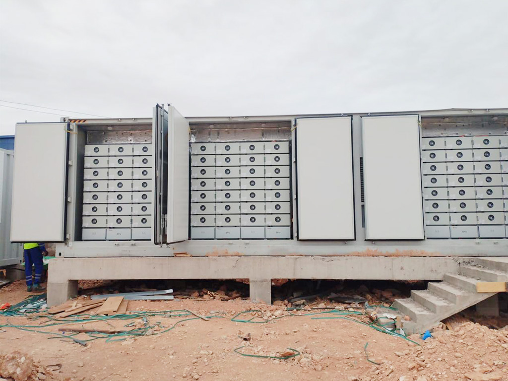AtessPower's tweet photo. 💡 How Our #ESS Microgrid Secures 24/7 Banking in Somalia

Our tailored off-grid #ESSMicrogrid for a leading bank in Garowe ensures continuous energy security with:

Configuration: PCS250 × 1, PBD250, Bypass250, and 2.8 MWh battery.
22 hours' backup for the 150kW load. https://t.co/1pjLmOCZd5