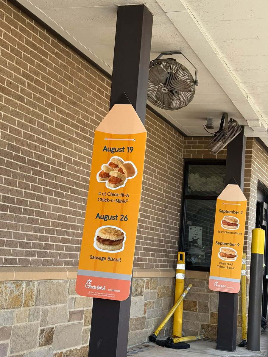 _jaaijag's tweet photo. Yall chick-fil-a is giving away FREE breakfast on these dates. Mark your calendars #freefood https://t.co/3T6k11sVik
