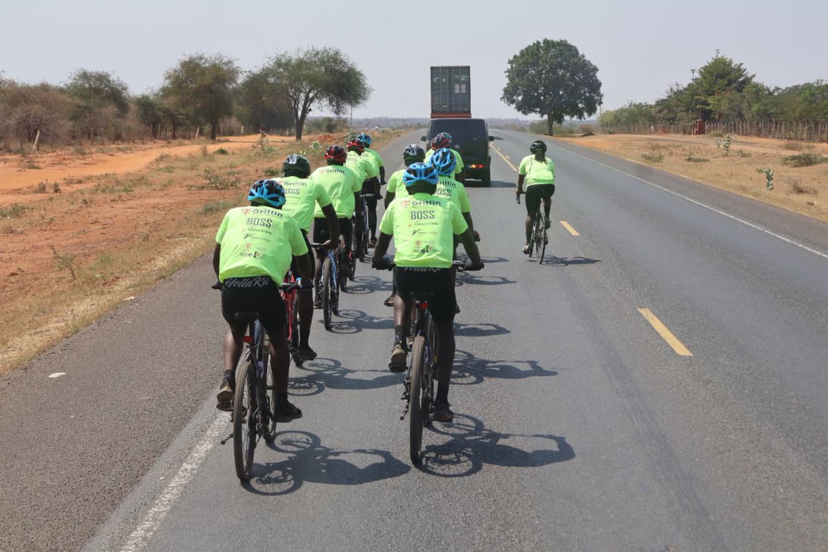 Starehe_Boys's tweet photo. The sun is blazing, but the Men of Starehe keep going strong! 💪🚴‍♂️ 
#Bikeathon2025 #StareheLegacy #lukenya #nupea #SafaricomKe #VivoEnergyKenya #Mombasamaizemillers #coexistech #shamzmedia #stjohnkenya https://t.co/QlYVr9KPIv