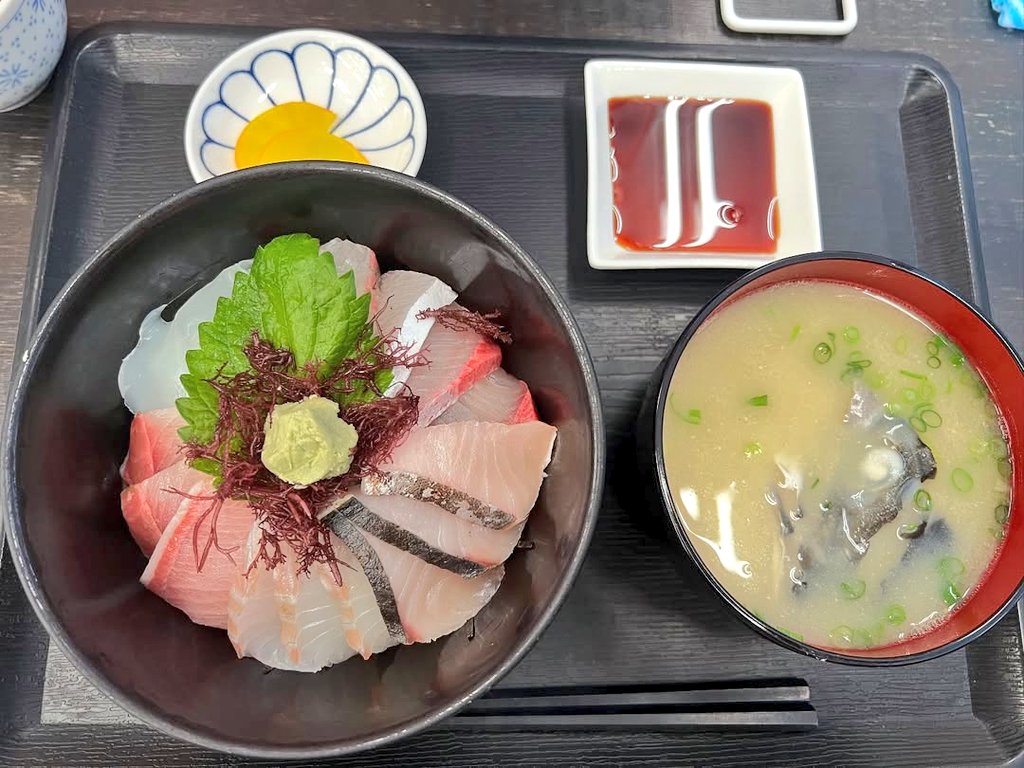 Local_kyushu's tweet photo. 志摩の四季

糸島漁協直営の直売所で、新鮮な魚介類を安く購入することができます✨
売り場は、糸島市内の漁港ごとで分けられており、比較もしやすくなっています！！
また、直売所内にある志摩の海鮮丼屋では、新鮮な鮮魚���使った海鮮丼などを頂くことができます🐟
#糸島 #糸島観光 #海鮮 #直売所 https://t.co/rBxUk31WrT