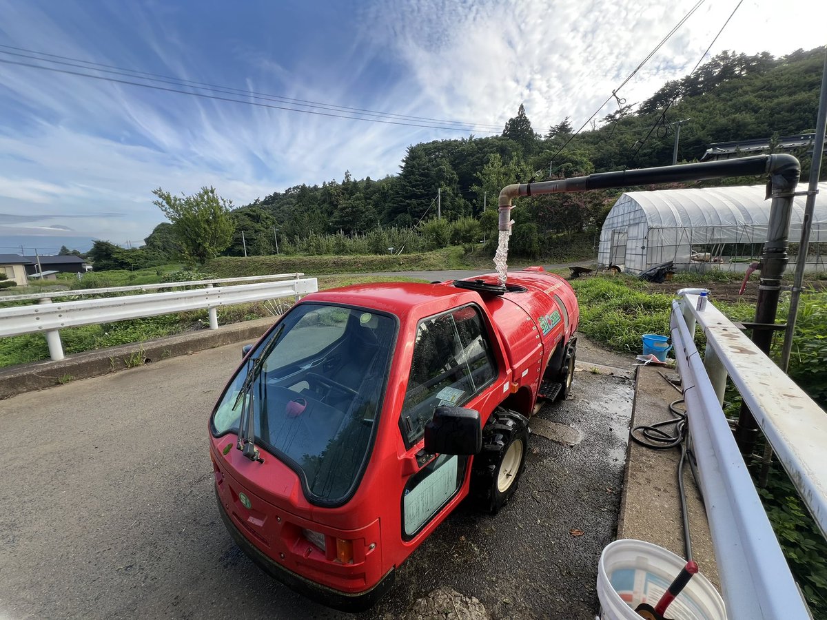 みなさん、お盆はいかがお過ごしでしょうか。

当園は今日は薬剤散布日。先週降った雨もありいつもの水汲み場で給水できました。
他の産地では水がない場所もあり、大変なようですね。自分たちも前回の薬掛けは別のところで汲みましたし…。水問題、他人事ではないですね。

#りんご　#盛岡