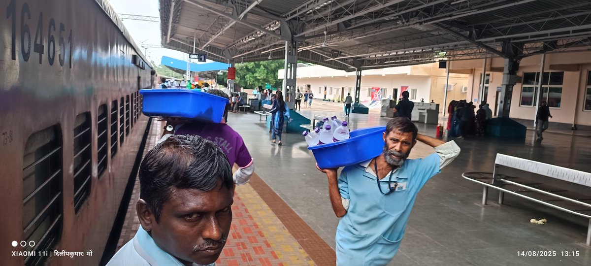 DHILIPMBHARAT's tweet photo. @AshwiniVaishnaw 
Today (14.08.25, 13:16) @Guntakal (GTL), a seller demands ₹50 for lemon rice (MRP ₹35) — ₹15 extra as “commission” (42.86% overcharge). Traveling now. PNR: 8636095154. #IndianRailways #PassengerRights #Overcharging https://t.co/pHUxGKgXpO
