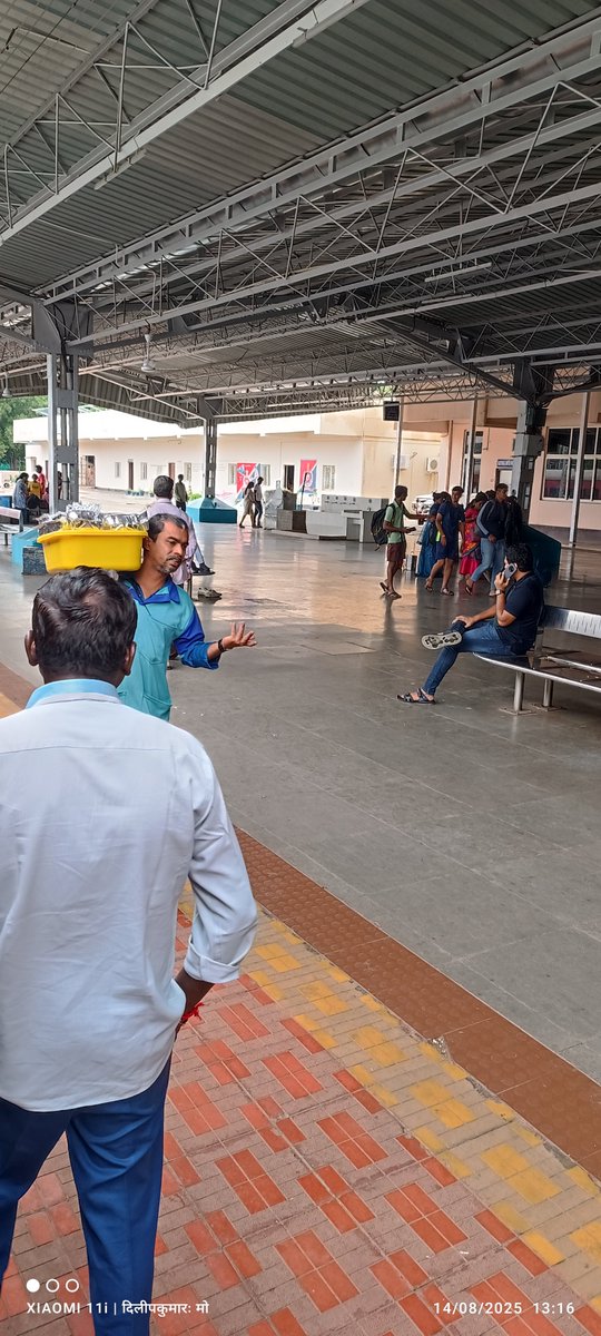 DHILIPMBHARAT's tweet photo. @AshwiniVaishnaw 
Today (14.08.25, 13:16) @Guntakal (GTL), a seller demands ₹50 for lemon rice (MRP ₹35) — ₹15 extra as “commission” (42.86% overcharge). Traveling now. PNR: 8636095154. #IndianRailways #PassengerRights #Overcharging https://t.co/pHUxGKgXpO