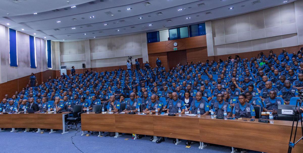 Rwanda Investigation Bureau (@rib_rw) on Twitter photo #Birimokuba
Minisitiri w’Ubutabera akaba n’Intumwa Nkuru ya Leta <a href="/eugirashebuja1/">Dr. Emmanuel Ugirashebuja</a> arimo gufungura ku mugaragaro inama rusange ya gatandatu y'Urwego rw'Ubugenzacyaha.
Iyi nama ifite insanganyamatsiko igira iti: "Umuturage ku isonga: Gukora kinyamwuga dutanga ubutabera bunoze." #Birimokuba
Minisitiri w’Ubutabera akaba n’Intumwa Nkuru ya Leta <a href="/eugirashebuja1/">Dr. Emmanuel Ugirashebuja</a> arimo gufungura ku mugaragaro inama rusange ya gatandatu y'Urwego rw'Ubugenzacyaha.
Iyi nama ifite insanganyamatsiko igira iti: "Umuturage ku isonga: Gukora kinyamwuga dutanga ubutabera bunoze."