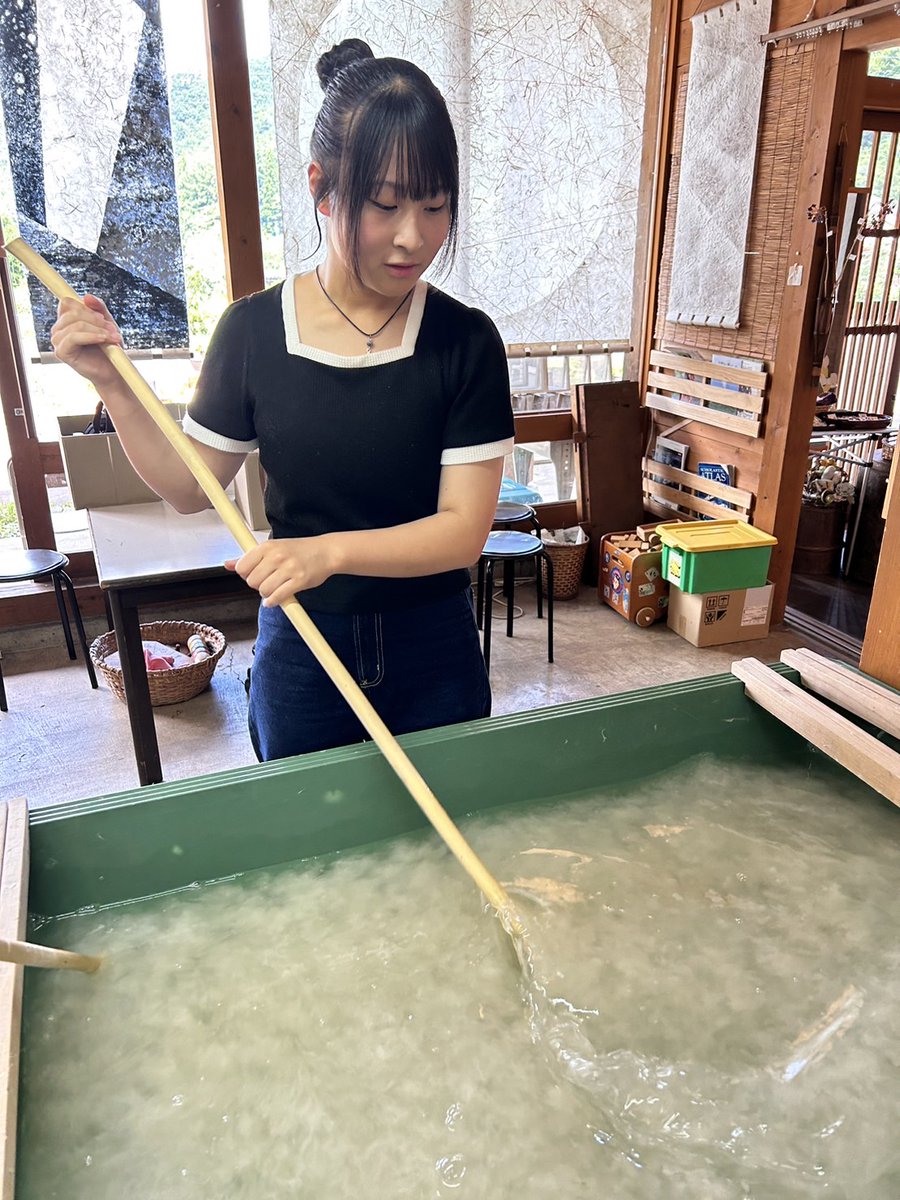 #盆フォト2025
タイトル『手仕事のぬくもり』
エピソード
おばあちゃんちへ帰省の際、
長野県北信州に木島平村にある
内山手すき和紙体験工房にて
昔ながらの手作業でぬくもりある和紙ハガキを製作