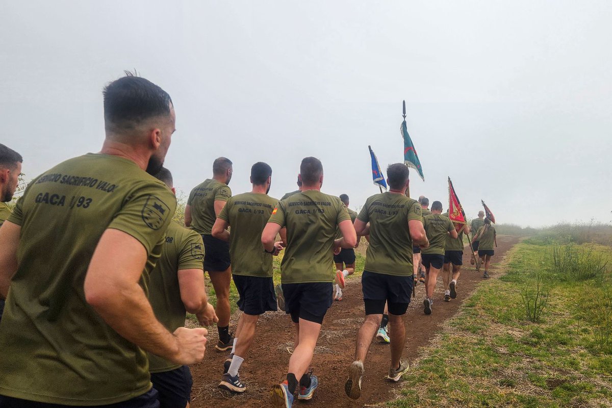 ¡Buenos días! La preparación física es un pilar básico de la formación de nuestros militares y en la mañana de hoy el personal del RACA 93, de la #BRICANXVI, ha realizado una carrera de cohesión 🏃 culminando unidos el recorrido y reforzando el espíritu de Unidad <a href="/MCANA_ET/">Mando de Canarias</a>🇪🇸