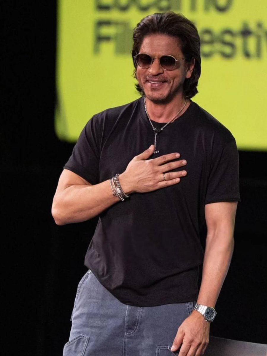 The King smiles, and waves of love follow ♥️👑🫶

#ShahRukhKhan #King